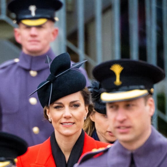 La suite royale est d'ailleurs dotée d'un plafond orné de peintures de dauphins et d'une décoration en cordes venues du yacht Royal George
Le prince William de Galles et Kate Catherine Middleton, princesse de Galles, en visite au "1st Battalion Welsh Guards at Combermere Barracks "à Windsor, à l'occasion de la Saint-David. Le 1er mars 2023