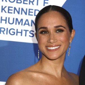 La duchesse sortait d'une réunion pour le 8 mars et était très souriante, dans une tenue hors de prix.
Le prince Harry et Meghan Markle lors du photocall de la soirée caritative Robert F. Kennedy Human Rights à New York le 6 décembre 2022. 