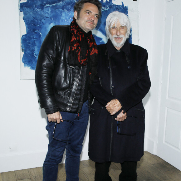 Exclusif - Le chanteur M (Matthieu Chedid) et Pierre Richard - Vernissage de l'exposition "A la lumière du Brésil' de S. Carron, Place des Vosges à Paris le 9 mars 2023. © Denis Guignebourg/Bestimage