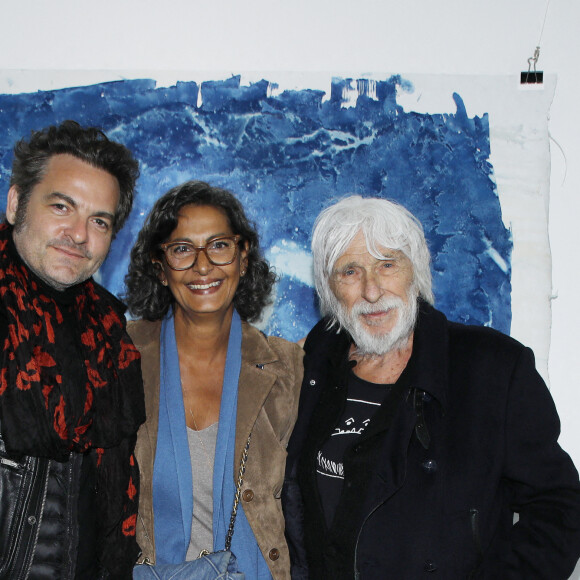 Exclusif - Le chanteur M (Matthieu Chedid), Pierre Richard et Ceyla Lacerda - Vernissage de l'exposition "A la lumière du Brésil' de S. Carron, Place des Vosges à Paris le 9 mars 2023. © Denis Guignebourg/Bestimage  No Web - Belgique et Suisse