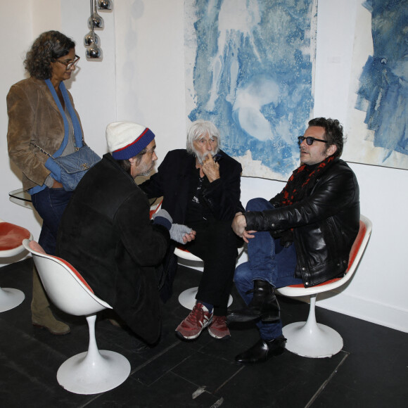 Exclusif - Le chanteur M (Matthieu Chedid), Pierre Richard et Ceyla Lacerda - Vernissage de l'exposition "A la lumière du Brésil' de S. Carron, Place des Vosges à Paris le 9 mars 2023. © Denis Guignebourg/Bestimage