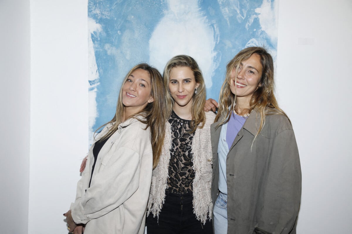 Photo : Exclusif - Julie Peugeot, Sarah Saldmann et Sidney Carron -  Vernissage de lexposition A la lumière du Brésil de S. Carron, Place des  Vosges à Paris le 9 mars 2023. ©