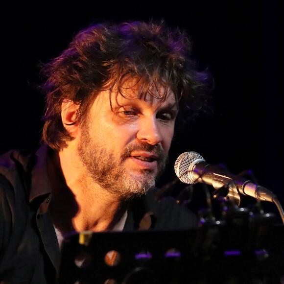 Depuis sa sortie de prison à la fin des années 2000, Bertrand Cantat n'est plus beaucoup réapparu en public. 
Exclusif - Bertrand Cantat (ex-membre du groupe "Noir Désir" et actuel membre du groupe "Détroit") fait une pause dans sa carrière musicale et se lance dans une tournée de lecture de textes poétiques avec deux musiciens autour de lui. Cenon, le 22 septembre 2016. © Patrick Bernard/ Bestimage