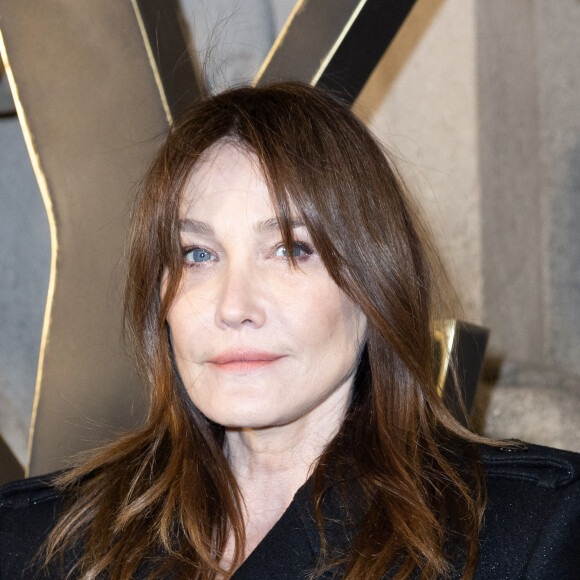 Carla Bruni, qui était une amie de Marie Trintignant s'est exprimée sur sa mort dans Le Point.
Carla Bruni Sarkozy - Photocall du défilé de mode prêt-à-porter automne-hiver 2023/2024 "Saint Laurent" lors de la Fashion Week de Paris. Le 28 février 2023 © Olivier Borde / Bestimage 