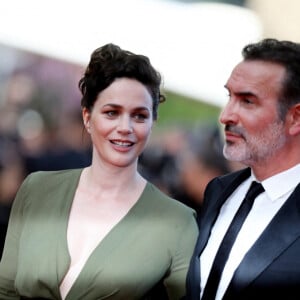 Jean Dujardin et sa femme Nathalie Péchalat - Montée des marches du film " OSS 117 : Alerte rouge en Afrique Noire " lors du 74ème Festival International du Film de Cannes. Le 17 juillet 2021 © Borde-Jacovides-Moreau / Bestimage