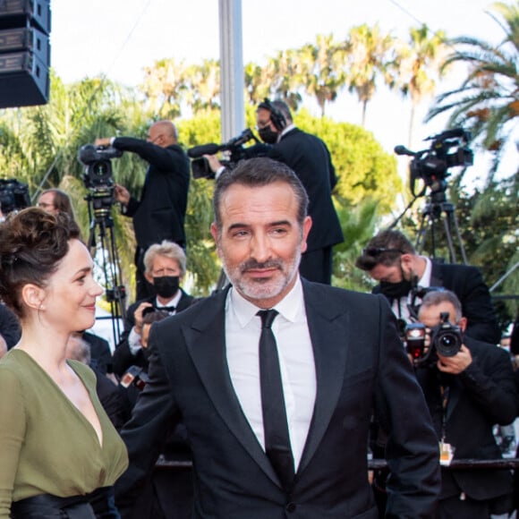 Jean Dujardin et sa femme Nathalie Péchalat - Montée des marches du film " OSS 117 : Alerte rouge en Afrique Noire " lors du 74ème Festival International du Film de Cannes. Le 17 juillet 2021 © Borde-Jacovides-Moreau / Bestimage