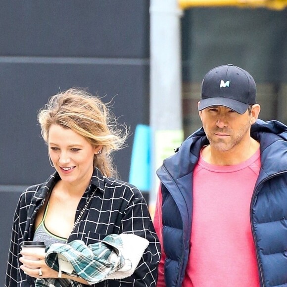 Ryan Reynolds et sa femme Blake Lively se promènent avec une amie à New York, le 25 avril 2022. 