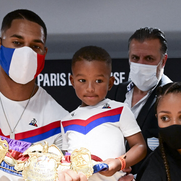 Tony Yoka, sa femme Estelle Yoka Mossely et leurs deux enfants Ali et Magomed (dans les bras d' Estelle) - Conférence de presse à la veille du combat "La Conquete – Tony Yoka Vs Johann Duhaupas" à Paris La Défense Arena à Nanterre, le 24 septembre 2020. © JB Autissier / Panoramic / Bestimage 