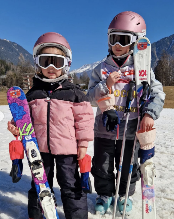 Diane Chatelet en vacances à la montagne en famille, avec son mari et leurs deux filles - Instagram