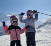 Elle a partagé quelques images des jeunes soeurs en train de skier, adorables dans leurs petites combinaisons.
Diane Chatelet en vacances à la montagne en famille, avec son mari et leurs deux filles - Instagram