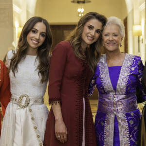 Rania de Jordanie a fait porter sa ceinture de mariée à sa fille Iman
La princesse Muna, la princesse Iman, la reine Rania de Jordanie, la princesse Aisha bint Hussein - Soirée henné avant le prochain mariage de la princesse Iman au palais Al Husseiniya à Amman en Jordanie le 7 mars 2023. 