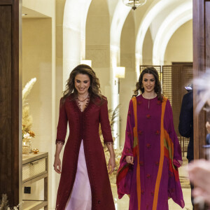 Rania de Jordanie n'était qu'une simple roturière au moment de son mariage avec Abdallah
La reine Rania de Jordanie, Rajwa Khaled bin Musaed bin Saif bin Abdulaziz Al Saif - Soirée henné avant le prochain mariage de la princesse Iman au palais Al Husseiniya à Amman en Jordanie le 7 mars 2023. 