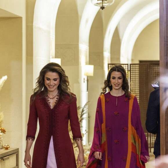 Rania de Jordanie n'était qu'une simple roturière au moment de son mariage avec Abdallah
La reine Rania de Jordanie, Rajwa Khaled bin Musaed bin Saif bin Abdulaziz Al Saif - Soirée henné avant le prochain mariage de la princesse Iman au palais Al Husseiniya à Amman en Jordanie le 7 mars 2023. 