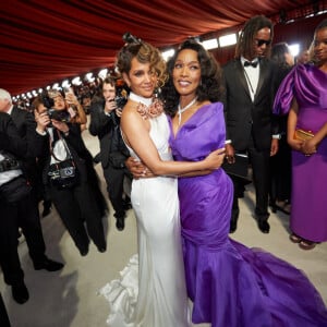 Halle Berry et Angela Bassett - 95e édition de la cérémonie des Oscars à Los Angeles, le 12 mars 2023.