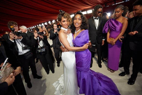 Halle Berry et Angela Bassett - 95e édition de la cérémonie des Oscars à Los Angeles, le 12 mars 2023.