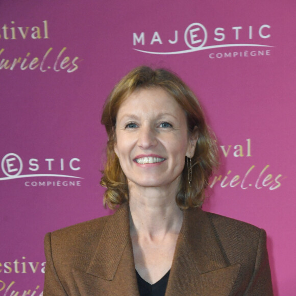 Cette réplique simple et efficace a été appuyée par les nombreux commentaires des fans de l'actrice, très en colère à l'idée qu'une femme puisse s'en prendre aussi librement à leur idole 
Alexandra Lamy - Photocall pour la remise des prix de la 6ème édition du Festival "Pluriel.les" à Compiègne, France, le 11 mars 2023. © Giancarlo Gorassini/Bestimage 