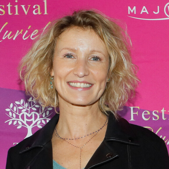 Alexandra Lamy a-t-elle fait de la chirurgie esthétique ? C'est la conclusion qu'a tirée une intenaute sur Twitter en découvrant récemment l'actrice à la télévision : "J'aime beaucoup Alexandre Lamy moi-aussi. Simplement déçue qu'elle ait cédé à la chirurgie esthétique... Je l'ai vue à la télé récemment. Elle était très belle, mais n'était plus elle-même physiquement. Si son nom n'avait pas été cité, je ne l'aurais jamais reconnue." 
Alexandra Lamy - Projection du téléfilm "Touchées" au cinéma Majestic à Compiègne. C'est la première réalisation d'Alexandra Lamy. Téléfilm produit par TF1 et adapté du roman graphique éponyme paru en 2019 (Ed.Payot). On y retrouve au casting sa fille C.Jouannet, M.Doutey, C.Tagbo, A.Bescond. Ce téléfilm a été diffusé en Belgique sur la chaîne RTL-TVI.