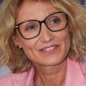 "Ça se voit que t'es fraîche et non touchée par ses piqûres", "Alexandra Lamy est la plus belle femme en France, elle a toujours été magnifiquement belle et le sera toute sa vie."
Exclusif - Alexandra Lamy - Projection et discussion autour du film "Le Test" lors du festival CineComédies à Lille, le 1er octobre 2021. © Stéphane Vansteenkiste/Bestimage 