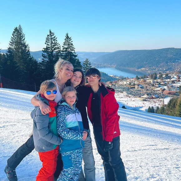 Elodie Gossuin au ski avec ses enfants, février 2023