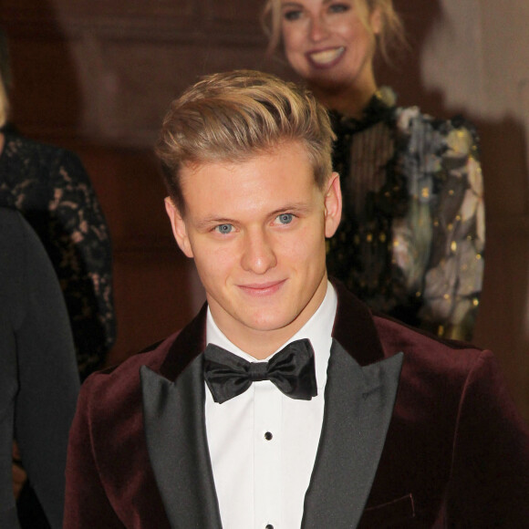 Passé par la Formule 1, comme son père, Mick Schumacher a pu faire la connaissance d'un autre grand champion allemand
Mick Schumacher assiste à la soirée de gala du bal allemand de la presse sportive de Francfort , le 9 novembre 2019.