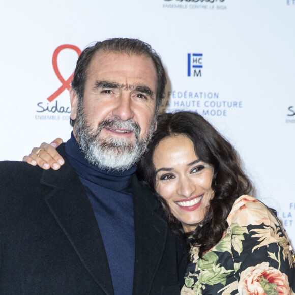 Là-bas, l'ex sportif de haut niveau a pu entamer une nouvelle reconversion, en plus de ses projets cinématographies toujours aussi nombreux.
Eric Cantona et sa femme Rachida Brakni lors du photocall de la 18ème édition du "Dîner de la mode du Sidaction" au Pavillon Cambon Capucines - Potel et Chabot à Paris, France, le 23 janvier 2020. © Olivier Borde/Bestimage