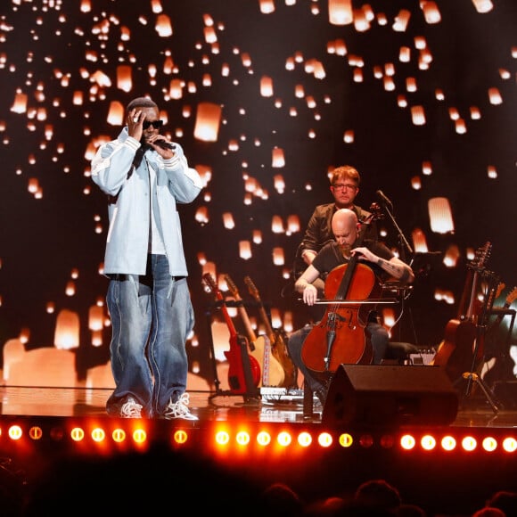 Exclusif - Gims chante son tube "Tu vas me manquer" lors de l'émission "Unis face au séisme" à l'Olympia diffusée en direct sur France 2 le 14 mars 2023.  © Christophe Clovis/ Cyril Moreau / Bestimage 