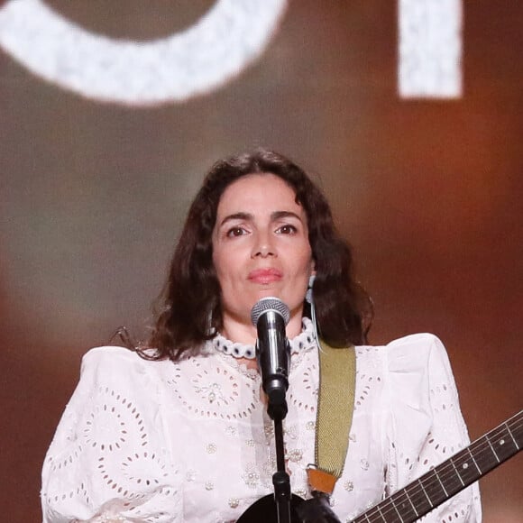 Exclusif - Yael Naim chante "Hallelujah" lors de l'émission "Unis face au séisme" à l'Olympia diffusée en direct sur France 2 le 14 mars 2023.  © Christophe Clovis/ Cyril Moreau / Bestimage 