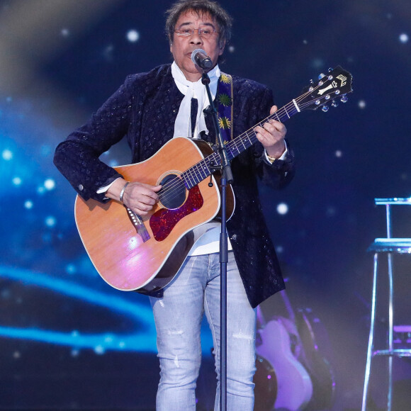Exclusif - Laurent Voulzy chante son tube "Belle-Ile-en-mer Marie-Galante" lors de l'émission "Unis face au séisme" à l'Olympia diffusée en direct sur France 2 le 14 mars 2023. © Christophe Clovis/ Cyril Moreau / Bestimage 
