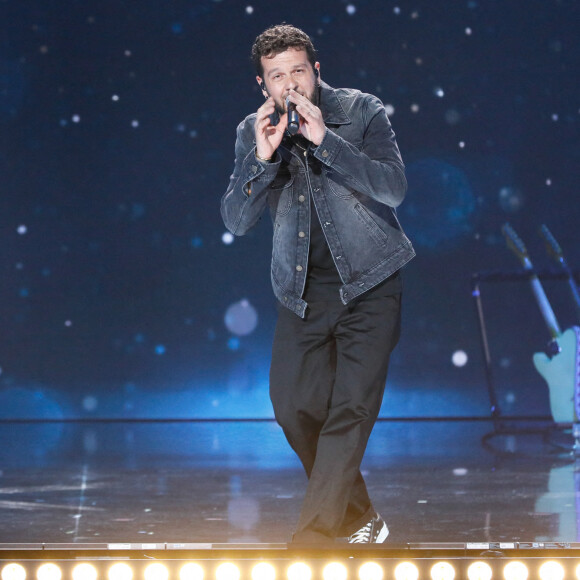 Exclusif - Claudio Capéo chante "Tu verras" lors de l'émission "Unis face au séisme" à l'Olympia diffusée en direct sur France 2 le 14 mars 2023.  © Christophe Clovis/ Cyril Moreau / Bestimage 