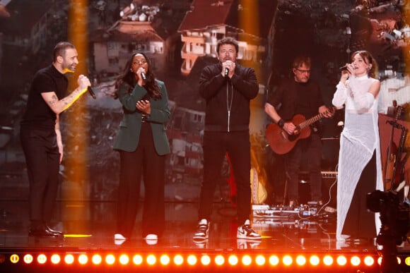 Exclusif - Ycare, Mentissa, Patrick Bruel, Lynn Adib chantent "Et puis la terre" lors de l'émission "Unis face au séisme" à l'Olympia diffusée en direct sur France 2 le 14 mars 2023.  © Christophe Clovis/ Cyril Moreau / Bestimage 