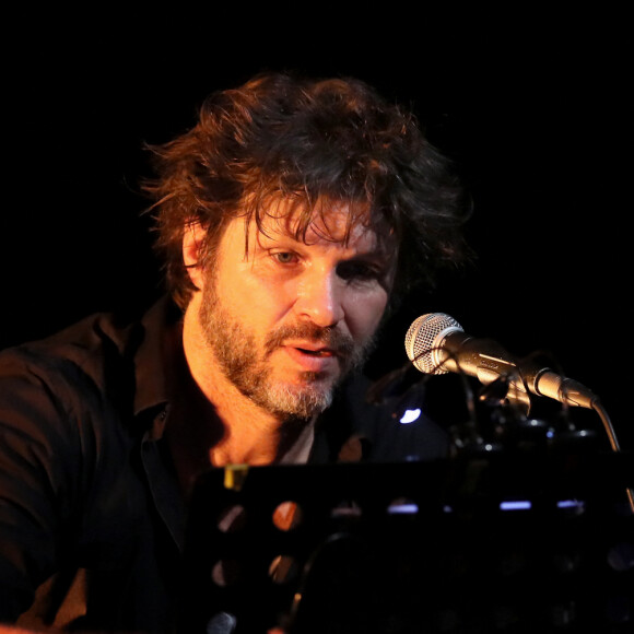 Leur histoire avait été un vrai coup de foudre et le chanteur avait même abandonné sa femme qui venait d'accoucher pour partir avec elle.
Exclusif - Bertrand Cantat (ex-membre du groupe "Noir Désir" et actuel membre du groupe "Détroit") fait une pause dans sa carrière musicale et se lance dans une tournée de lecture de textes poétiques avec deux musiciens autour de lui. Son nouveau spectacle de lecture (Condor Live) est tiré du livre "Condor" de Caryl Ferey. C'est une oeuvre allégorique et hallucinée, d'un couple fuyant la mort dans le Chili d'après Pinochet. Cenon, le 22 septembre 2016. © Patrick Bernard/ Bestimage