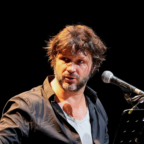 Bertrand Cantat (ex-membre du groupe "Noir Désir" et actuel membre du groupe "Détroit") fait une pause dans sa carrière musicale et se lance dans une tournée de lecture de textes poétiques avec deux musiciens autour de lui. Son nouveau spectacle de lecture (Condor Live) est tiré du livre "Condor" de Caryl Ferey. C'est une oeuvre allégorique et hallucinée, d'un couple fuyant la mort dans le Chili d'après Pinochet. Cenon, le 22 septembre 2016. © Patrick Bernard/ Bestimage