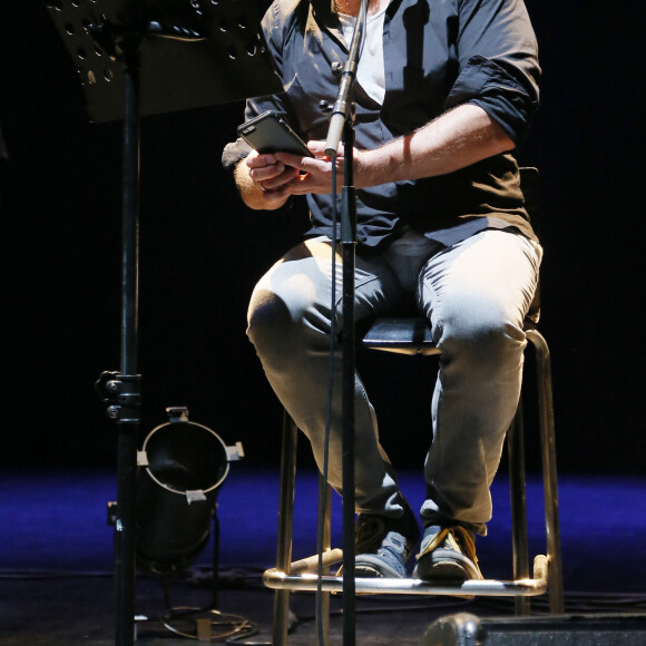 Exclusif - Prix Spécial - No Web - Bertrand Cantat (ex-membre du groupe "Noir Désir" et actuel membre du groupe "Détroit") fait une pause dans sa carrière musicale et se lance dans une tournée de lecture de textes poétiques avec deux musiciens autour de lui. Son nouveau spectacle de lecture (Condor Live) est tiré du livre "Condor" de Caryl Ferey. C'est une oeuvre allégorique et hallucinée, d'un couple fuyant la mort dans le Chili d'après Pinochet. Cenon, le 22 septembre 2016. © Patrick Bernard/ Bestimage