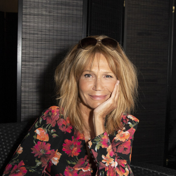 "J'ai eu un coup de foudre, se souvient-elle. Je ne sais pas pour qui ou pour quoi. L'auteur, le théâtre, l'acteur..." raconte-t-elle dans les pages de "Paris Match"
Exclusif - Clémentine Célarié - Backstage de l'enregistrement de l'émission " Surprise Sur Prise ", présentée par L.Thilleman et D.Jack'sman, qui sera diffusée en prime time le 26 septembre sur France 2, au cours de laquelle certains invités ont pu revoir des séquences de la première version de l'émission dans laquelle ils étaient piégés, quelques années auparavant. Paris le 14 septembre 2020 © Jack Tribeca / Bestimage 