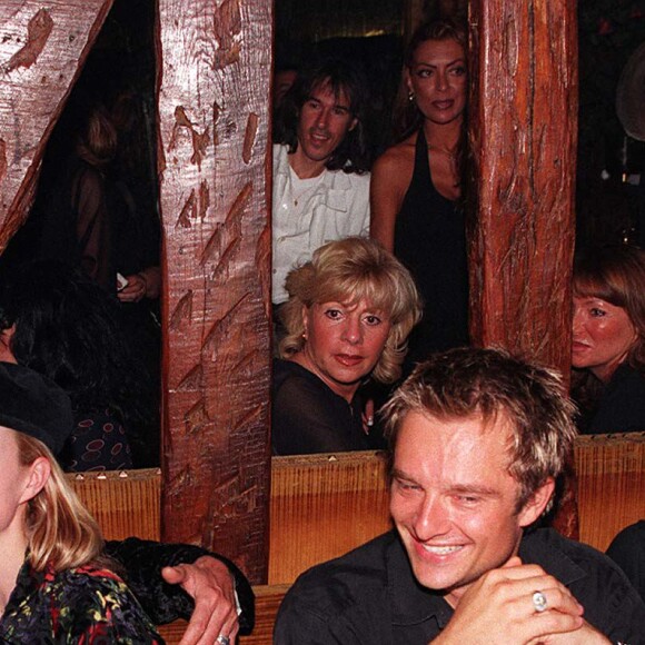 Johnny Hallyday, Laeticia Hallyday, David Hallyday et Estelle Lefébure au restaurant King's Club à Paris en 1998