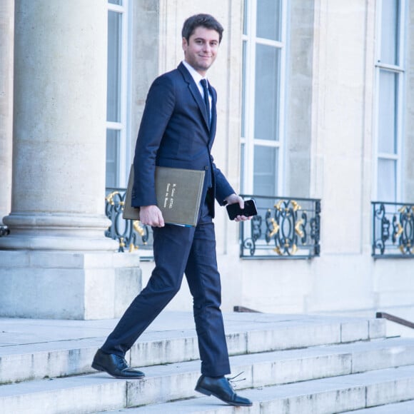 Forcé de faire son coming out après des révélations sur sa vie privée, Gabriel Attal assume sereinement son couple tout en le préservant.
Gabriel Attal, ministre délégué, chargé des Comptes publics - Sorties du conseil des ministres du 19 janvier 2023 au palais de l'Elysée à Paris © Baptiste Autissier / Panoramic / Bestimage