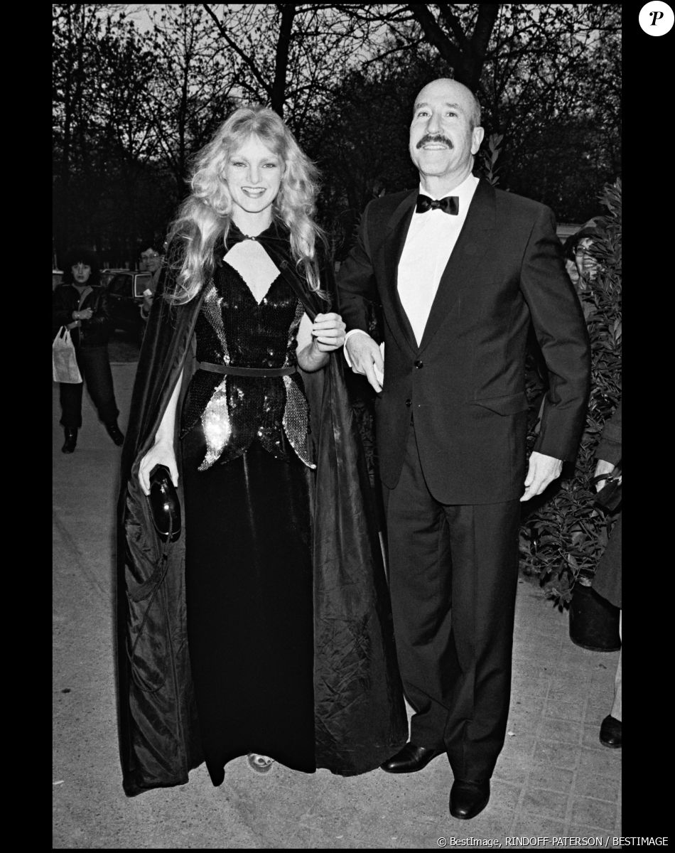 Certains l'ont aimée à l'écran, d'autres ne se lassent pas d'écouter ses titres.
Arielle Dombasle et son mari Philippe Albou en 1993