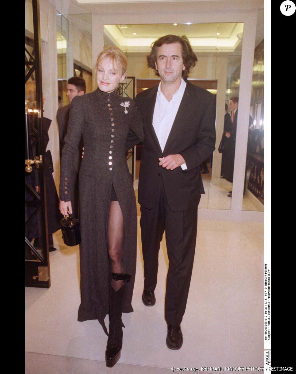 Mais avant de vivre cet amour, elle a eu d'autres hommes qui ont compté notamment un en particulier, un homme bien plus âgé qu'elle, un dentiste connu sous le nom de Dr Albou.
Arielle Dombasle et Bernard-Henri Lévy