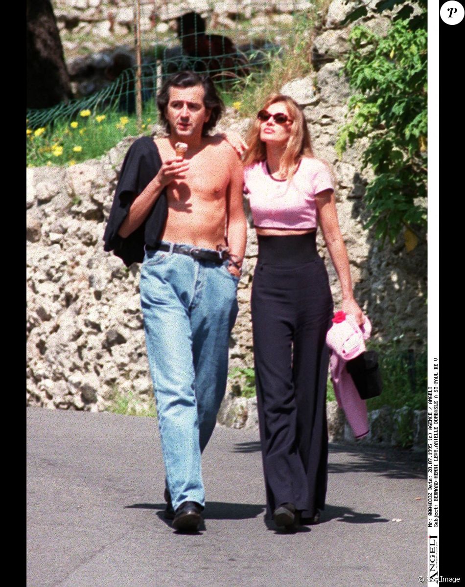 BERNARD-HENRI LEVY ET ARIELLE DOMBASLE A SAINT-PAUL DE VENCE "PLEIN PIED"