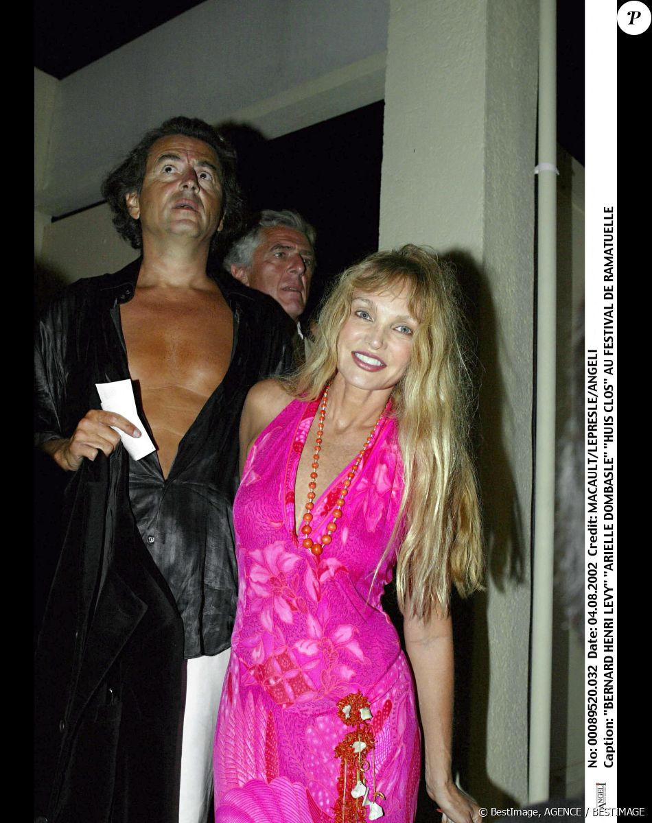 Et nombreux et nombreuses sont ceux et celles qui ne sont pas insensibles au charme de la star.
Arielle Dombasle à Ramatuelle avec Bernard-Henri Lévy