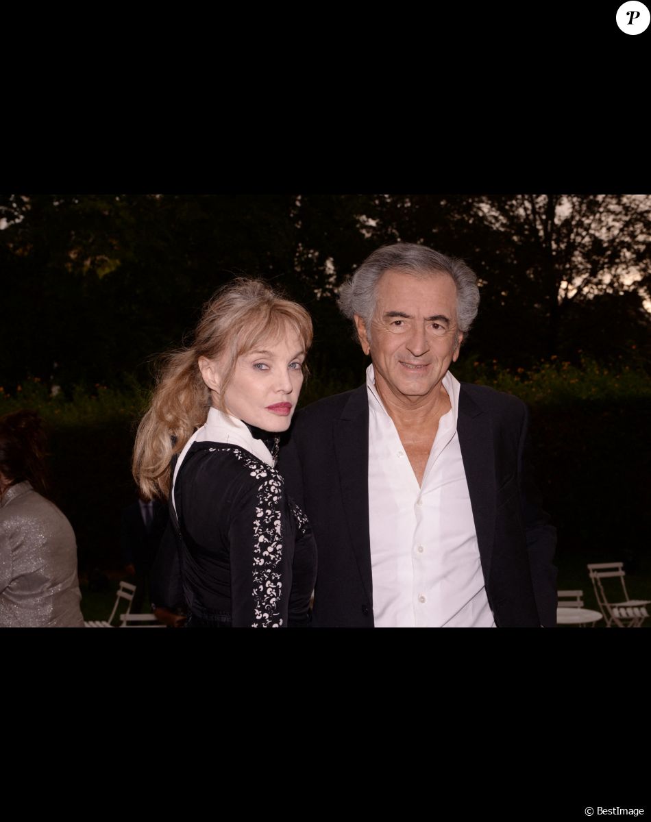 Exclusif - Bernard-Henri Lévy (BHL) et sa femme Arielle Dombasle - Moma Group fête son 10ème anniversaire à l'hôtel Salomon de Rothschild à Paris le 5 septembre 2022. Promoteur d’un art de vivre à la française, le PDG de Moma Group promet de créer 40 nouvelles adresses à travers le monde en faisant rayonner ses concepts emblématiques que sont Café Pérouse, Noto, Casa Amour et Mimosa. © Rachid Bellak/Bestimage (No Web - pour suisse et Belgique)
