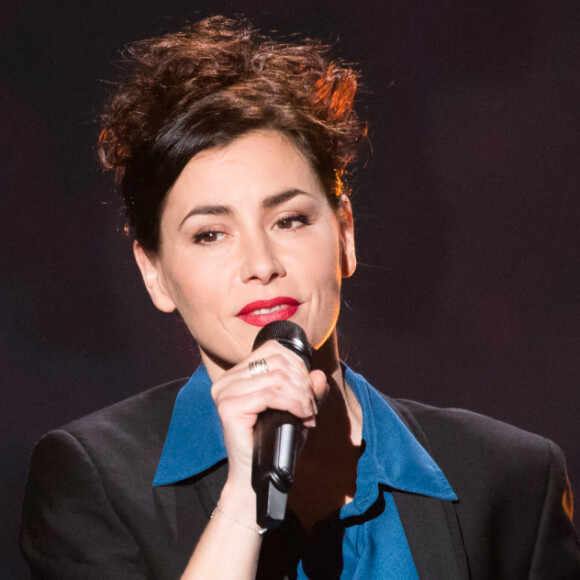 Discrète, Olivia Ruiz ne parle presque jamais de sa famille.
Exclusif - Olivia Ruiz - Enregistrement de l'émission "La boîte à Secrets 9" à Paris, qui sera diffusée le 9 septembre sur France 3. Au cours de la soirée, chaque invité aura une boîte disposée devant lui, de laquelle il extraira un objet revêtant une valeur particulière à ses yeux. Après en avoir livré la signification en plateau, la personnalité verra alors apparaître une surprise dans la boîte géante de l'émission, avec l'intervention de proches. Une émission qui véhicule de belles valeurs, et qui contiendra son lot de larmes et de révélations dans une atmosphère bienveillante. Paris le 08/03/021 © Tiziano Da Silva / Bestimage