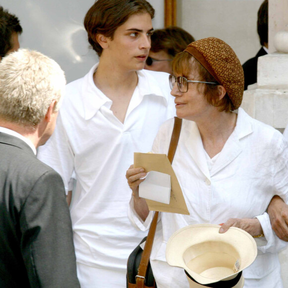 Nadine Trintignant, Alain Corneau et Roman Kolinka - Ultime Hommage à Marie Trintignant, obsèques le 6 aût 2003 au Cimetière du Père-Lachaise, Paris