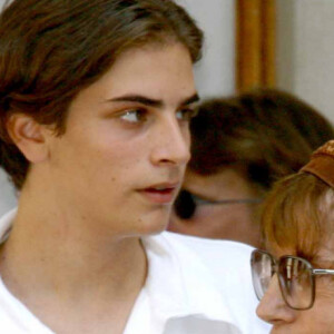 La foule d'invités était vêtue de blanc. 
Nadine Trintignant, Alain Corneau et Roman Kolinka - Ultime Hommage à Marie Trintignant, obsèques le 6 aût 2003 au Cimetière du Père-Lachaise, Paris