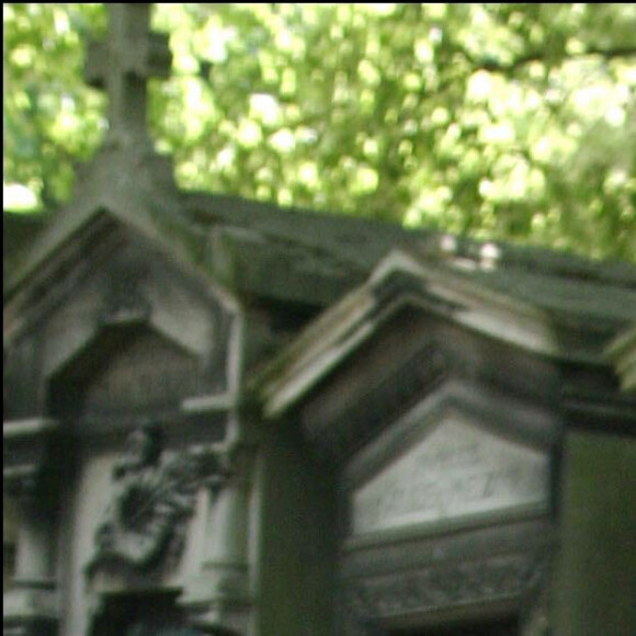 Elie Chouraqui et sa femme - Ultime Hommage à Marie Trintignant, obsèques le 6 aût 2003 au Cimetière du Père-Lachaise, Paris