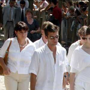 Samuel Benchetrit et son fils Jules - Ultime Hommage à Marie Trintignant, obsèques le 6 aût 2003 au Cimetière du Père-Lachaise, Paris