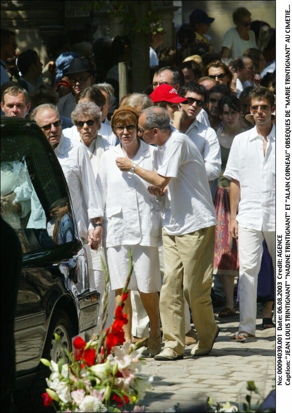 Jean-Louis et Nadine Trintignant, Alain Corneau - Ultime Hommage à Marie Trintignant, obsèques le 6 aût 2003 au Cimetière du Père-Lachaise, Paris
