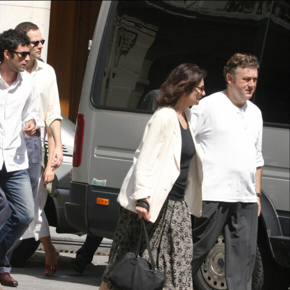 Dominique Besnehard, Samuel Benchetrit et Jules Benchetrit - Ultime Hommage à Marie Trintignant, obsèques le 6 aût 2003 au Cimetière du Père-Lachaise, Paris