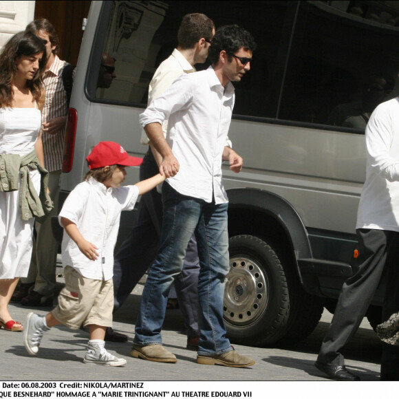 Dominique Besnehard et Samue Benchetrit - Ultime Hommage à Marie Trintignant, obsèques le 6 aût 2003 au Cimetière du Père-Lachaise, Paris