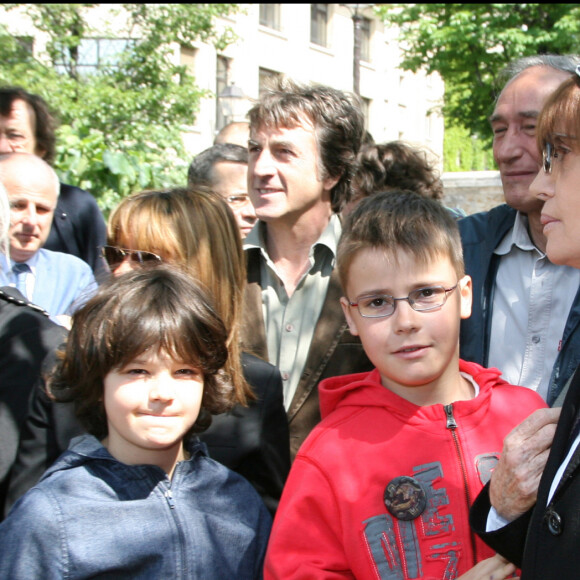 Nadine Trintignant, François Cluzet et les fils de Marie Trintignat - Inauguration du jardin Marie Trintignant en 2007.